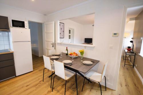 图尔昆Centre ville, Gare 600m, Prox Lille, Lit King size的厨房兼餐厅，配有桌椅