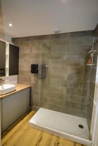 une salle de bain avec une douche avec une porte vitrée dans l'établissement Centre ville, Gare 600m, Prox Lille, Lit King size, à Tourcoing