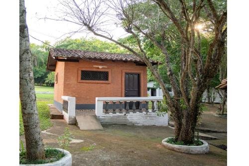 a small house in the middle of a yard at Los Cantares in Piribebuy