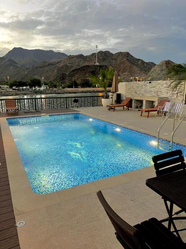 Al Dana Palma Villa - Luxury 4-bedroom villa with Heated Pool & Mountain Sea View