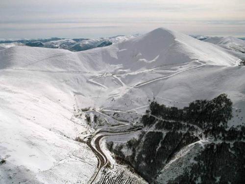 una vista aerea di una montagna innevata con una strada di Ezcaray Pet Friendly, piscina y parking a Zorraquín