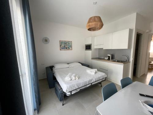 a small bedroom with a bed and a kitchen at Le Onde della Sicciara in Balestrate