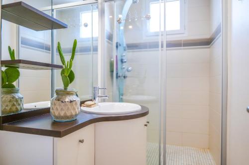 une salle de bain avec un lavabo et une douche dans l'établissement magnifique appartement terrasse - quartier presidents - 4 personnes, à Les Sables-dʼOlonne