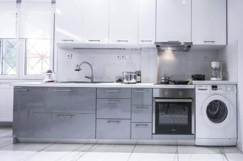 Kuchyň nebo kuchyňský kout v ubytování Modern fully-equipped house, 5 min walk from metro