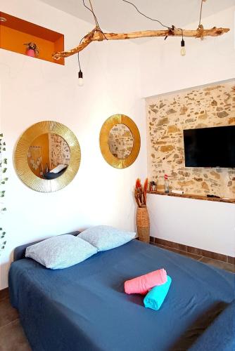 Katil atau katil-katil dalam bilik di Perrutel - entre Bastide et cité