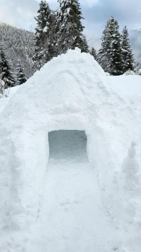 a snow igloo with a hole in it at Ξενοδοχείο ΜΑΓΚΙΩΣΗ in Neraïdochóri