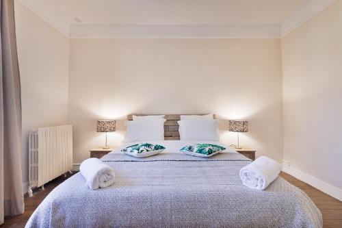 ランブイエにあるL'Arboré, maison d'architecte avec hammamの枕が2つ置かれたベッドのある寝室