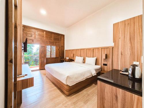 Postel nebo postele na pokoji v ubytování Pendhapa Art Space - PAS Limasan Homestay