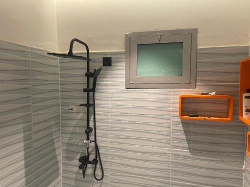 タブークにあるمنازل سارا 1 Sara Housesのバスルーム(シャワー、壁掛けテレビ付)