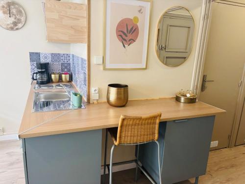 - un comptoir de cuisine avec un évier et un miroir dans l'établissement Le port et la plage 2 personnes, à Boulogne-sur-Mer