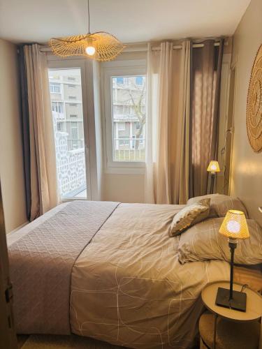 une chambre avec un grand lit et une fenêtre dans l'établissement Le port et la plage 2 personnes, à Boulogne-sur-Mer