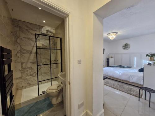 Koupelna v ubytování Seaside Escape - Sleeps 4 - Pets Ok - Free Parking