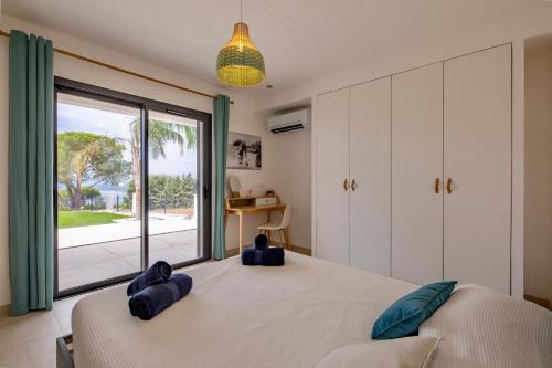 Llit o llits en una habitació de Sunset Villa