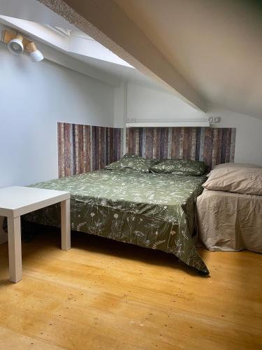 une chambre avec un lit et une table dedans dans l'établissement Studio pour 2 personnes - Cossi, à Saintes-Maries-de-la-Mer