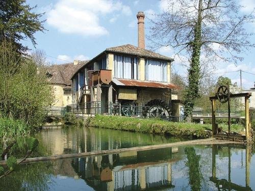 une vieille maison à côté d'une rivière en face dans l'établissement le gîte de Claire, maison avec terrasse, calme et confort, lit king-size 160X200, à Couze-et-Saint-Front
