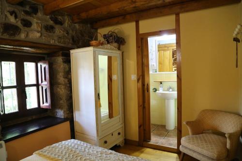 Tempat tidur dalam kamar di Apartamentos Rurales La Casa Vieja De Silió