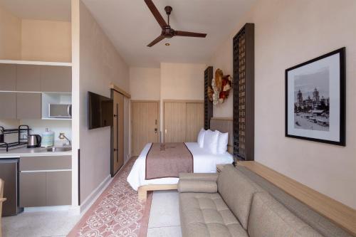 a hotel room with a bed and a couch at Casa Filomeno in Mexico City