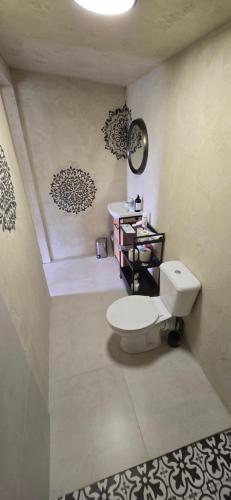 Koupelna v ubytování Ruda Rzeczka - domek letniskowy nad stawem z balią i wiatą