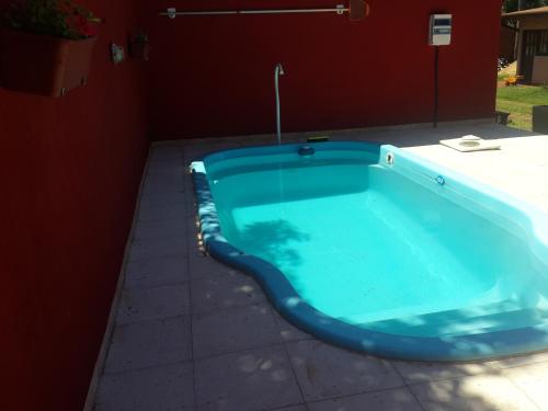 una gran bañera azul junto a una pared roja en Litoral Apart en Eldorado