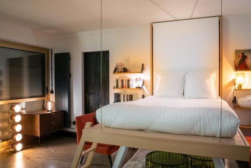une chambre avec un grand lit blanc et une table dans l'établissement Le Carrère - Très Elégant appartement avec Balcon, à Pau