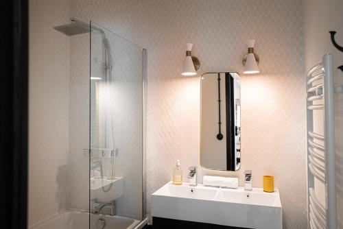 une salle de bain avec un lavabo, un miroir et une douche dans l'établissement Le Carrère - Très Elégant appartement avec Balcon, à Pau