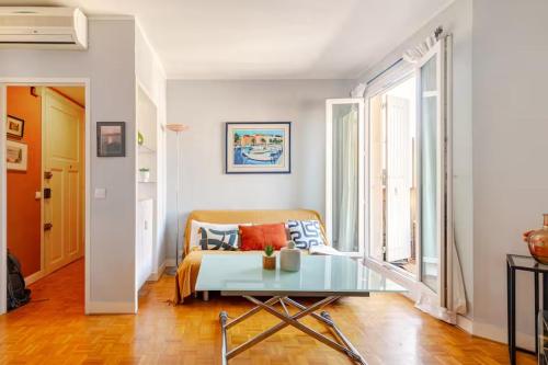 un salon avec un canapé et une table dans l'établissement Pleasant central apartment with balcony, à Nice