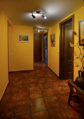 a hallway with yellow walls and a tile floor at Apartamentos Luxury Ciempozuelos in Ciempozuelos