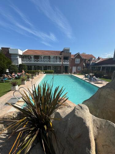 a large swimming pool in front of a building at Costa Remanso in Miramar