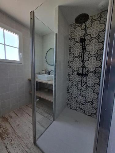une salle de bain avec une douche avec un lavabo et un miroir dans l'établissement Villa spacieuse avec piscine privée à L'Île-d'Yeu – 150 m², à L'Ile d'Yeu