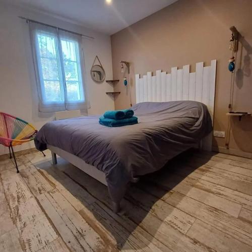 une chambre avec un grand lit avec une tête de lit en bois dans l'établissement Villa spacieuse avec piscine privée à L'Île-d'Yeu – 150 m², à L'Ile d'Yeu