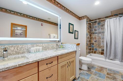 Un baño con lavabo, inodoro y bañera. en Torian Plum Creekside 516, en Steamboat Springs