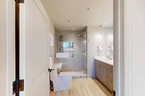 un baño con inodoro y ducha en Torian Plum Creekside 714, en Steamboat Springs