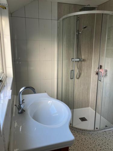 a bathroom with a sink and a shower at Homely holiday house in central Sevenoaks in Kent