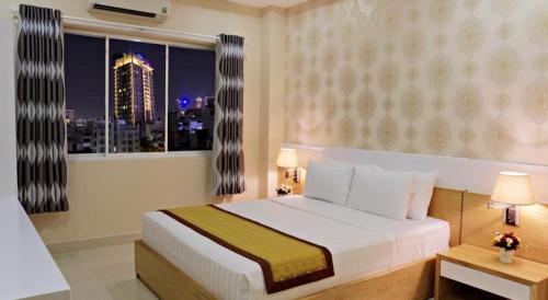 เตียงในห้องที่ Hoai Pho Hotel