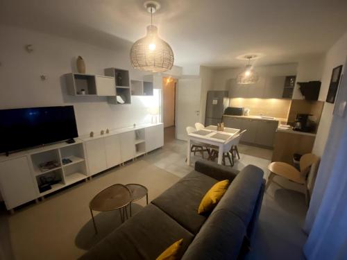 un salon avec un canapé et une table dans l'établissement Petit nid au centre ville avec garage privé, à Annecy