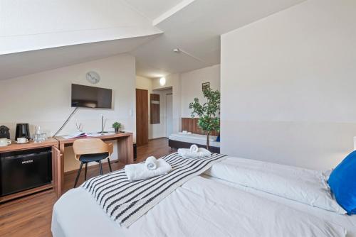 a bedroom with a large bed and a desk at K22 Smart Rooms in Vienna