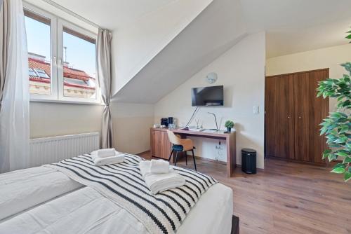 a bedroom with a bed and a desk at K22 Smart Rooms in Vienna