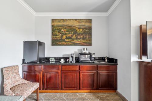 a kitchen with a counter with a microwave at Villa Montes Hotel in San Bruno