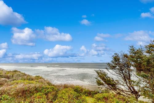 a view of the ocean from a bluff at Waive Time in Lincoln City