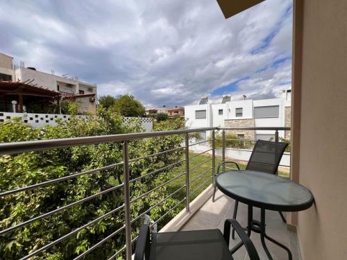 balcone con tavolo e sedie. di South Comfort Living a Pitsidia