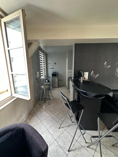 un salon avec une table et des chaises dans l'établissement Studio meuble coquet et zen, à Denonville