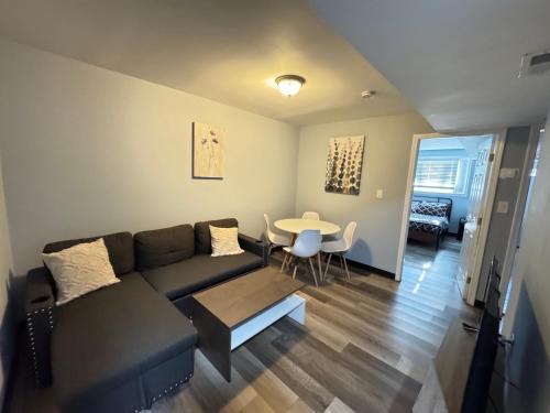 Χώρος καθιστικού στο COZY 2BR Apartment near Downtown DC