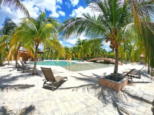 A piscina localizada em Oceanfront, 2 huge pools, Relax and enjoy Celestun Nature ou nos arredores