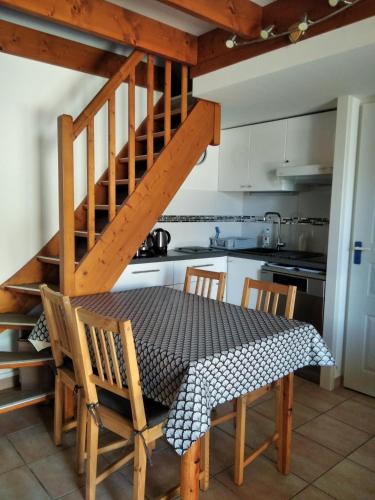 A kitchen or kitchenette at Maison