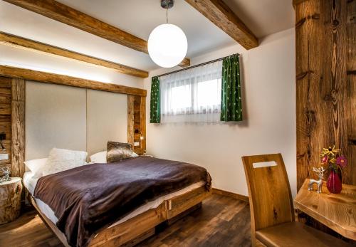 Voodi või voodid majutusasutuse Alpine Mountain Chalet toas