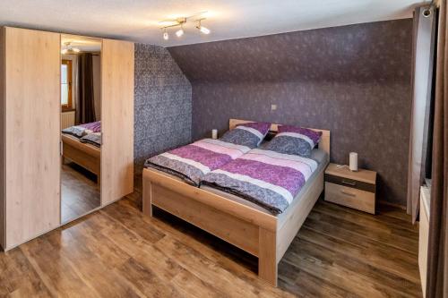 Postel nebo postele na pokoji v ubytování Ferienwohnung Eifelhöhe Pützer
