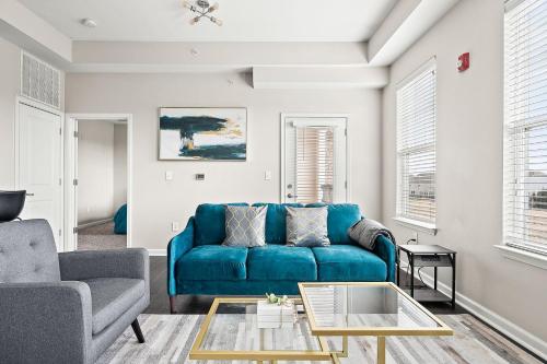 Ruang duduk di Ziva Luxe 2BR 2BA Near DT Indy