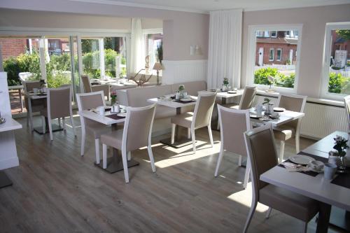Restaurace v ubytování Hotelpension Sanders Höft - Direkt am Strandaufgang