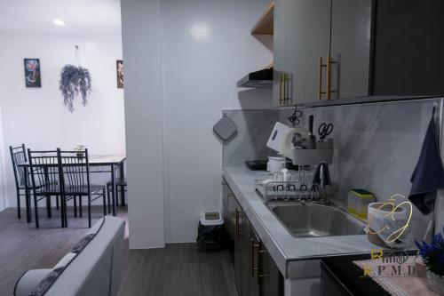 Η κουζίνα ή μικρή κουζίνα στο CJ Apartments