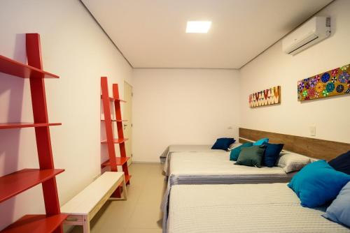 a room with three beds and shelves at Linda Casa de alto padrão em praia de Juquehy in São Sebastião